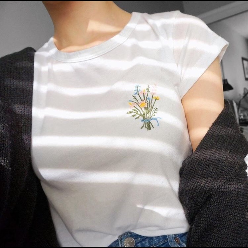 Brandy Melville Mason Bouquette Embroidered tee 💐